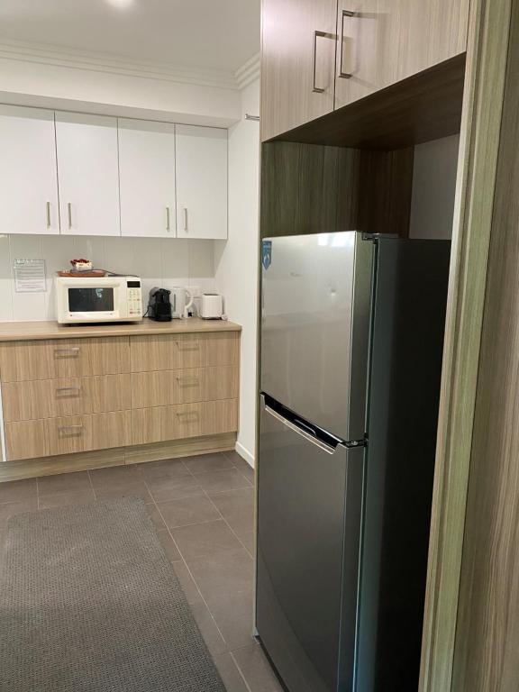 Kitchen, Huskisson Beach Motel in Jervis Bay