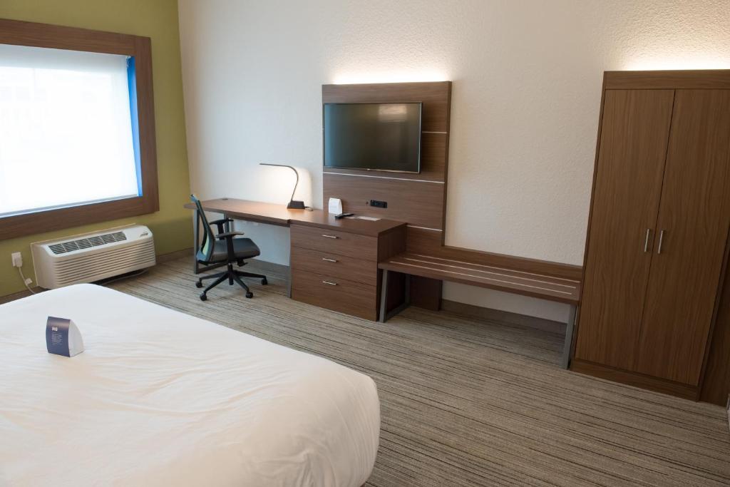 Holiday Inn Express And Suites Warsaw - E- Center photo