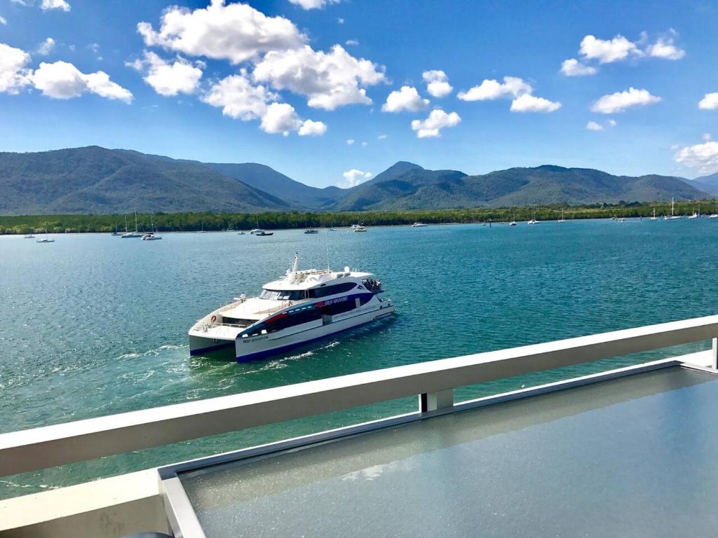 Cairns Waterfront Luxury at Harbourlights — Hotel in Cairns