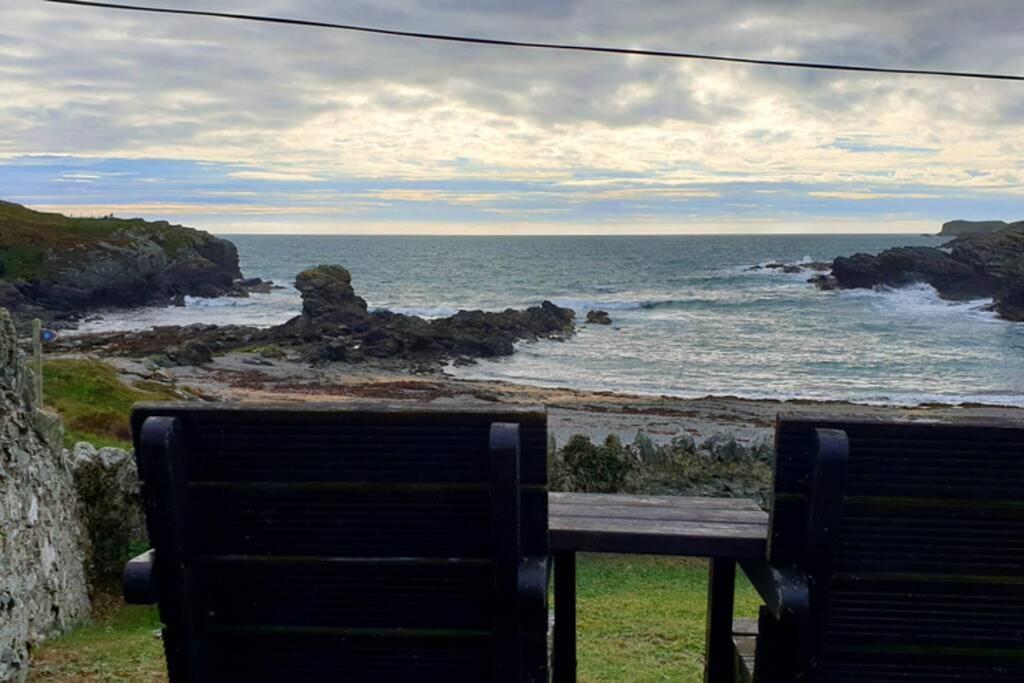 GWYNFA-3 BED- GROUND FLOOR APT - SEA VIEWS - TREARDDUR BAY, Trearddur