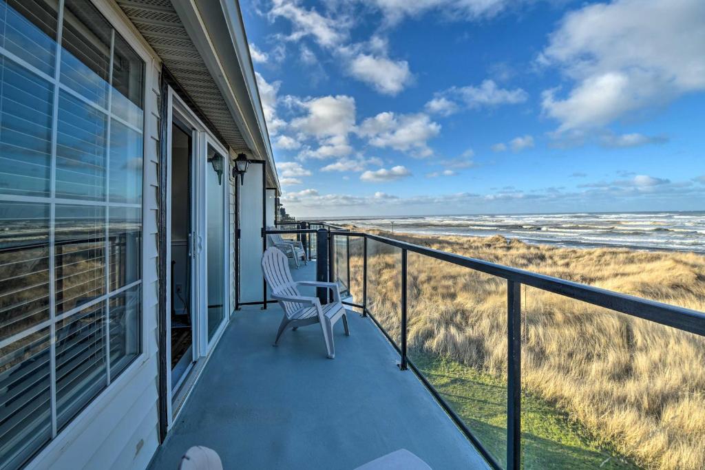 Eagles View Condo in Ocean Shores with 3 Balconies, Ocean Shores