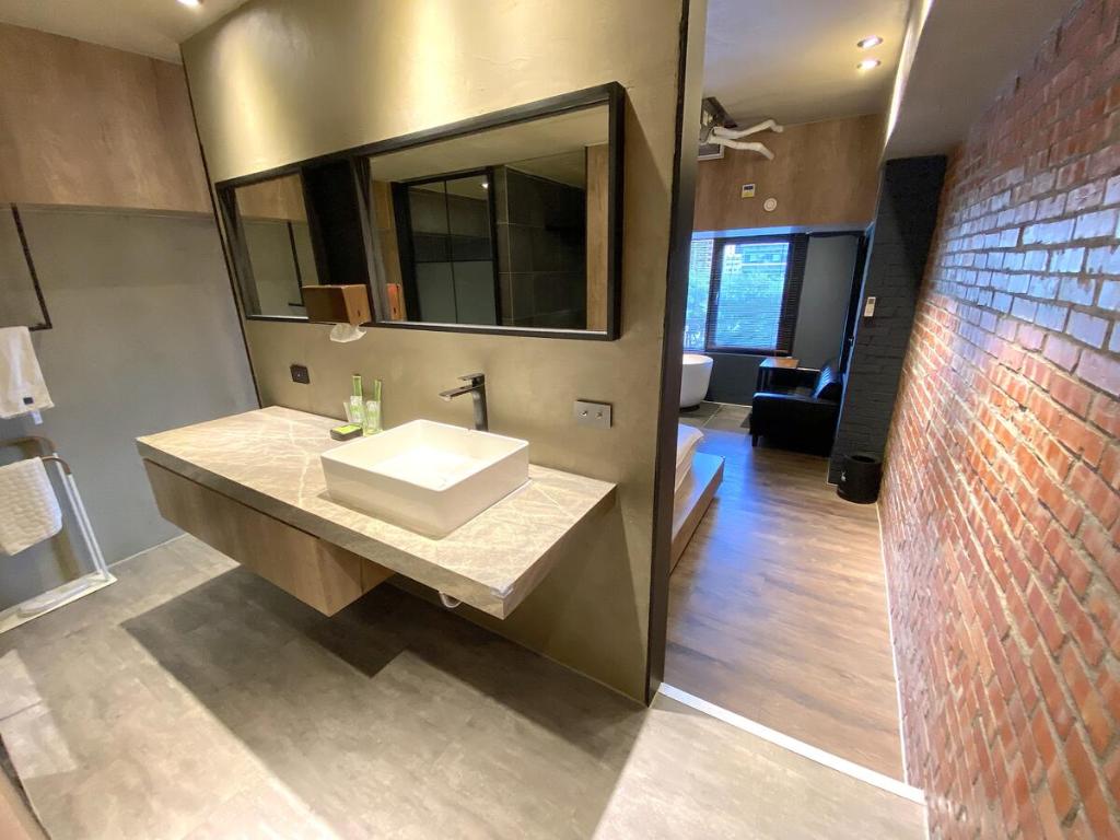 PInHouse photo