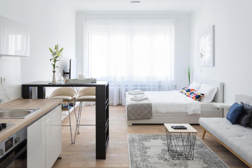 150sqm Main Square Apt!-4 Units-Great for Groups!, Záhřeb