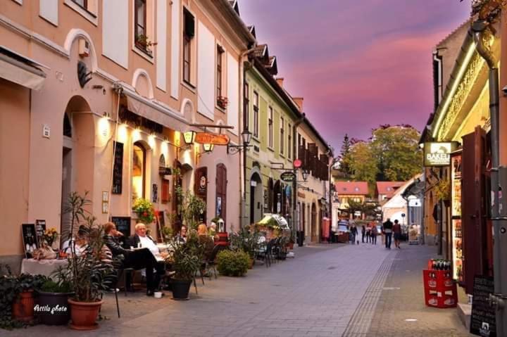 Afrodite Apartmanok — Hotel in Eger
