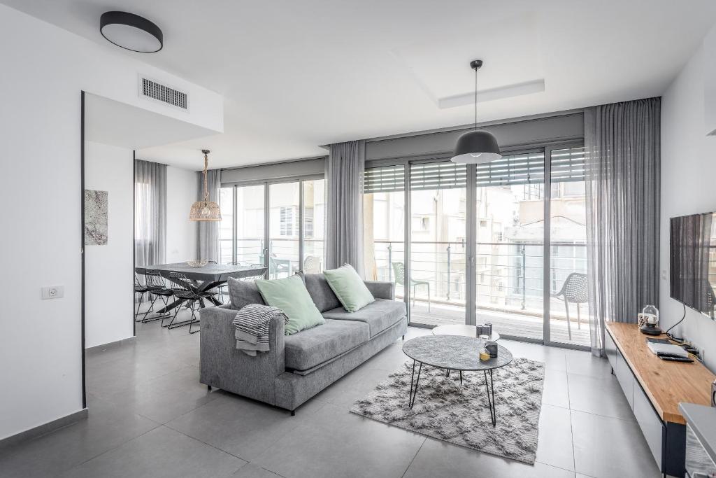 Bograshov Area - Amazing 3 BDR w Balcony, Tel Aviv