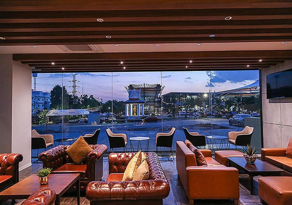 Shared lounge/TV area