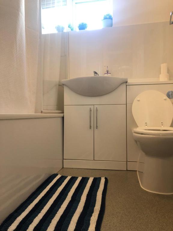 Cosy 2 bedroom Apartment -Heathrow Airport photo