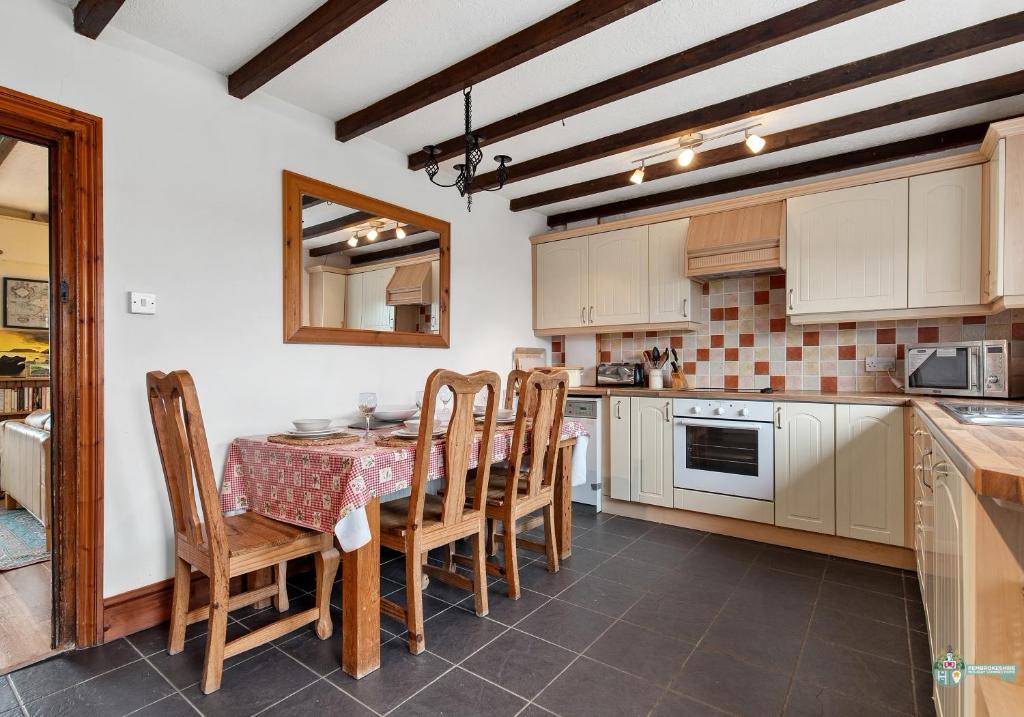 Lambston Cottage - A Pembrokeshire Home Away From Home, Pelcomb