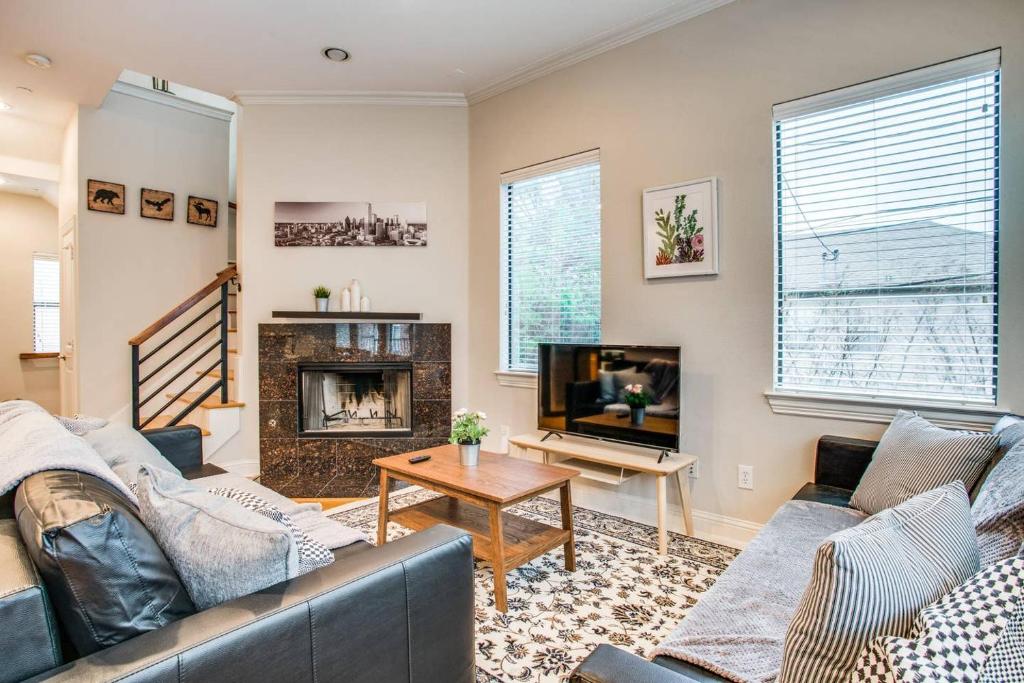 Stunning Oak Lawn Townhouse Close to everything — Hotel in Dallas (TX)