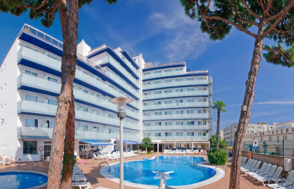Hotel Mar Blau — Swimming pool in Calella, Catalonia