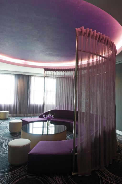 Shared lounge/TV area