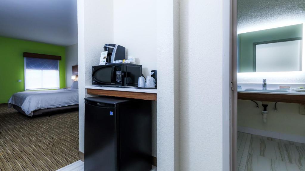 Holiday Inn Express Osage Beach - Lake of the Ozarks photo
