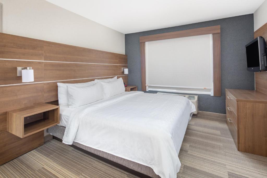 Holiday Inn Express Hotel & Suites San Diego Airport - Old Town photo