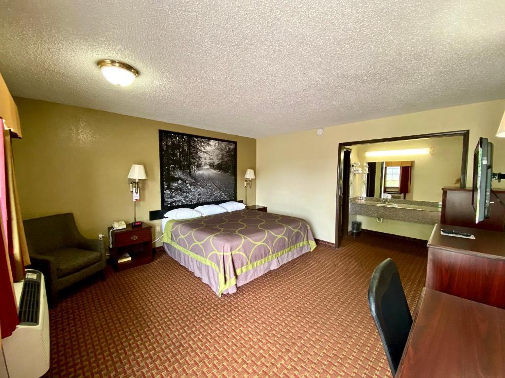 Super 8 By Wyndham Shawnee photo
