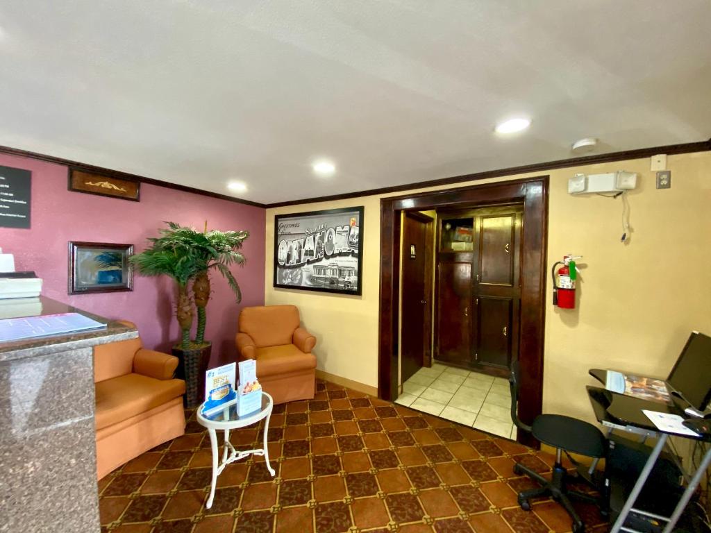 Super 8 By Wyndham Shawnee photo