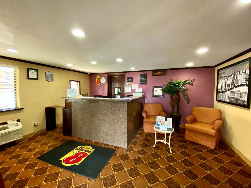 Super 8 By Wyndham Shawnee photo