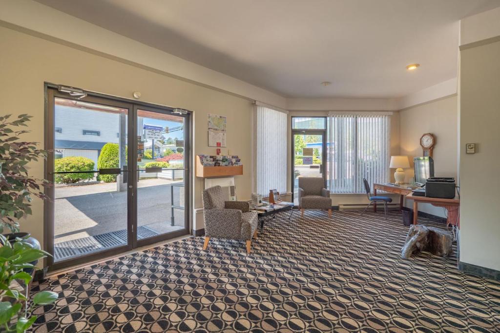 The Cedars Inn Hotel & Convention Centre photo