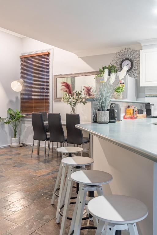 Boutique Private Rm situated in the heart of Burwood 7 - ROOM ONLY photo