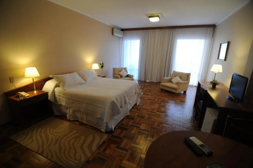 Hotel Los Cedros, hotel in Salto