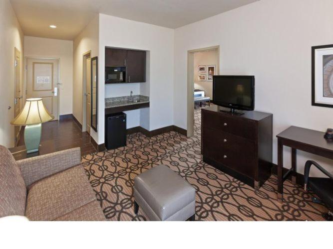 La Quinta Inn & Suites Pearsall Photo 5