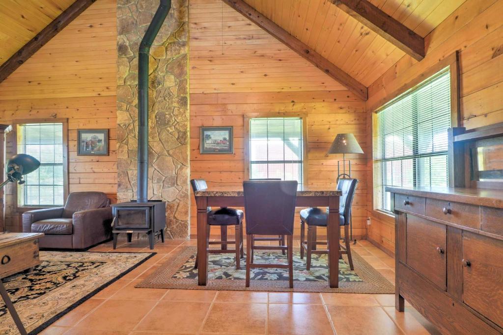 On Farm Rustic Carmine Log Cabin with Porch 전경