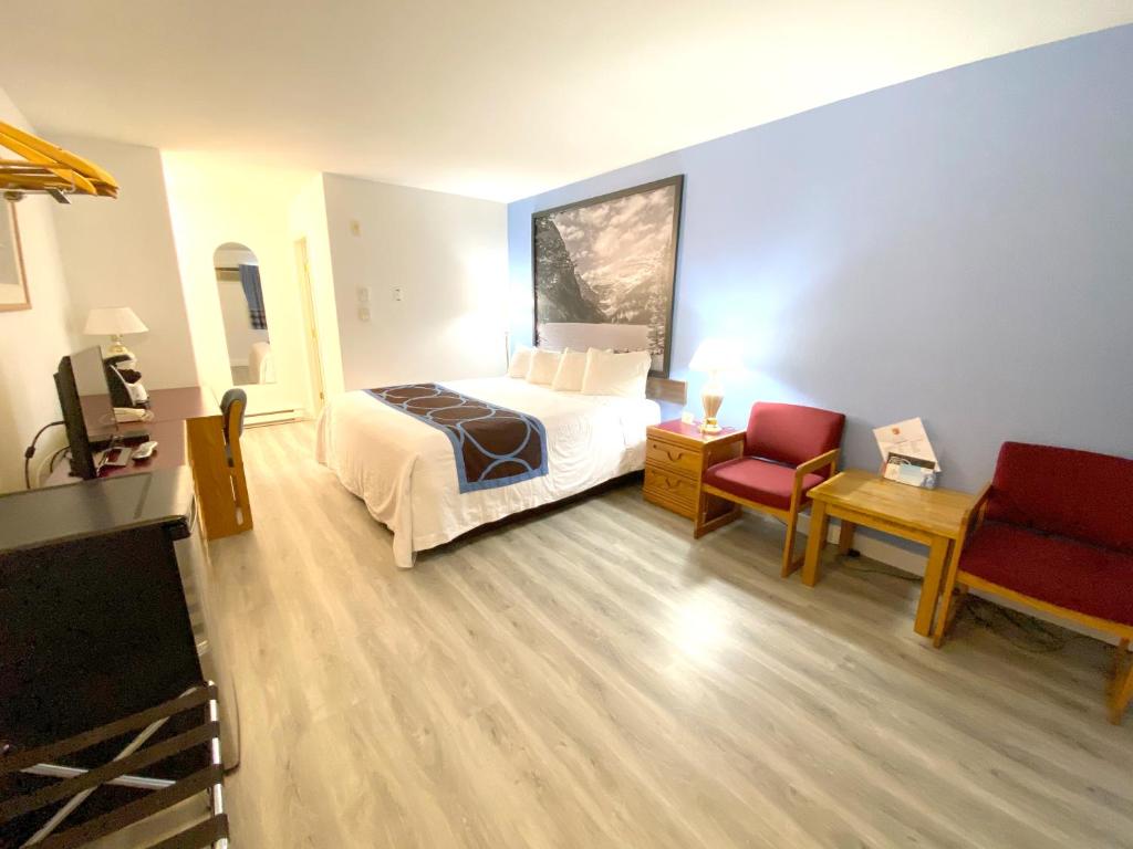Super 8 By Wyndham Sicamous photo