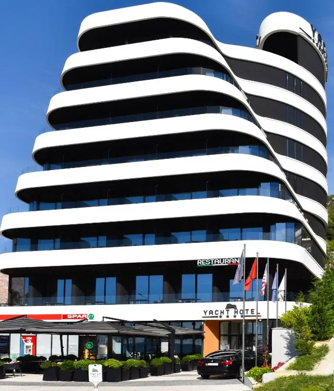 Yacht Hotel, hotel in Vlorë