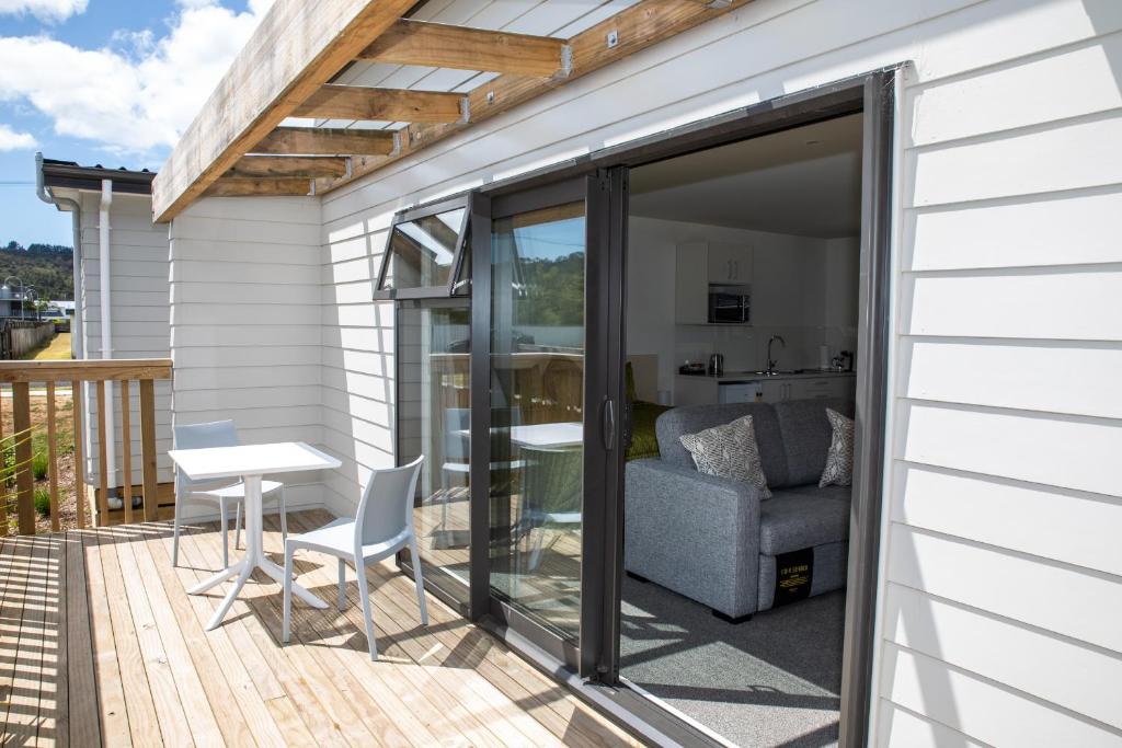 เพนนินซูลา โมเทล (Peninsula Motel)