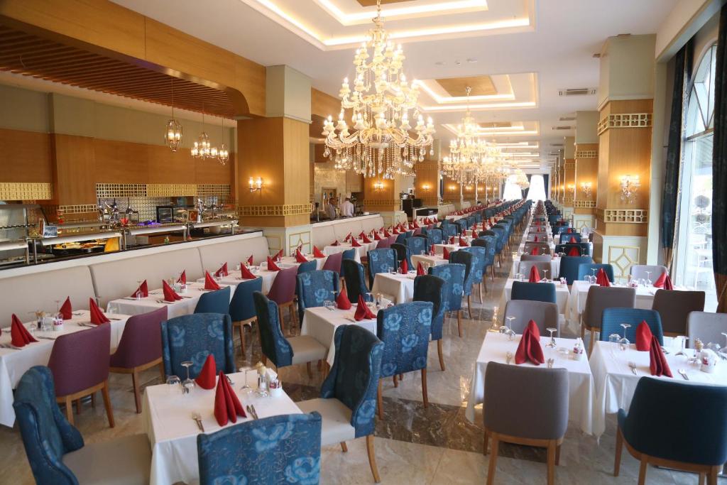 J'adore Deluxe Hotel & Spa Ultra All Inclusive — Side