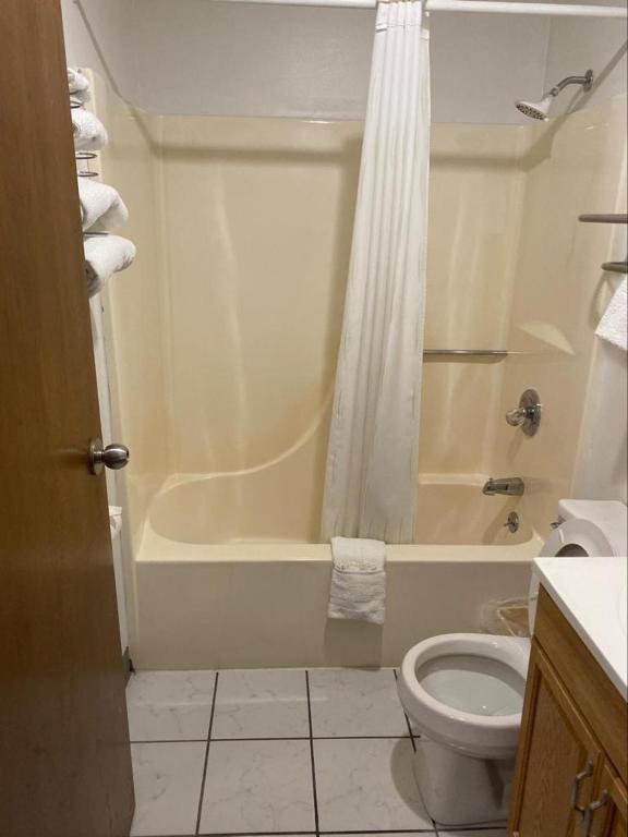 Americas Best Value Inn West Frankfort photo
