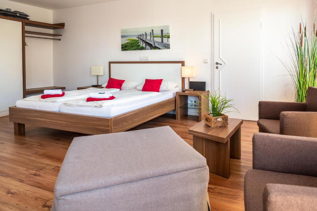 Double Room with Partial Sea View and Balcony - 11