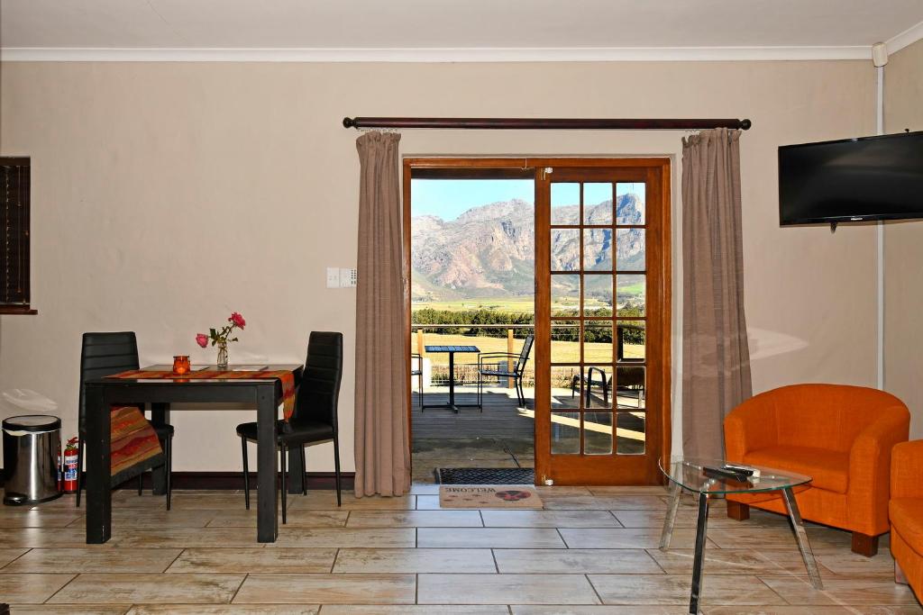 Topiary Wine Estate & Cottages photo
