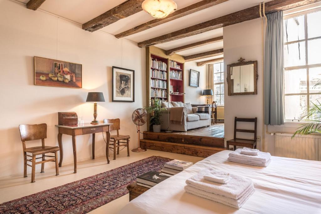 Classy Room 17th C Canalhouse photo