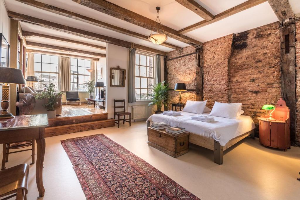 Classy Room 17th C Canalhouse — Hotel in Amsterdam