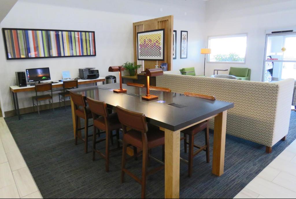 Holiday Inn Express Hotels & Suites Burlington photo