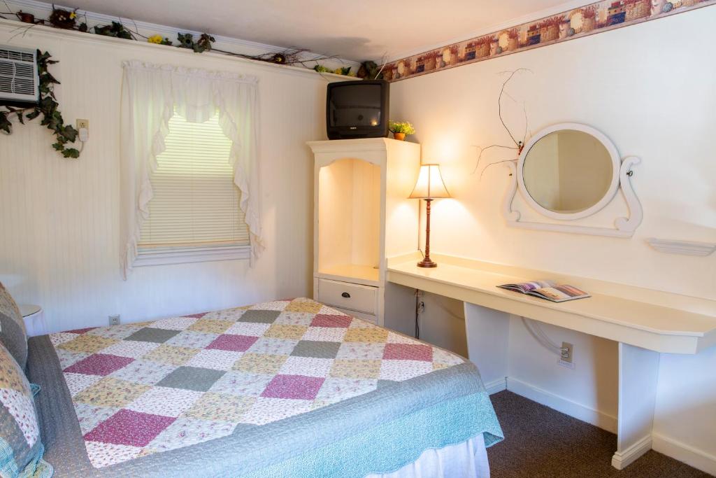 The Chimney Rock Inn & Cottages photo