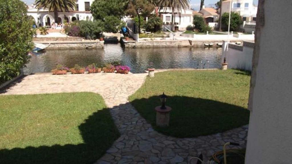 VILLA amb JARDÍ i AMARRE - 2