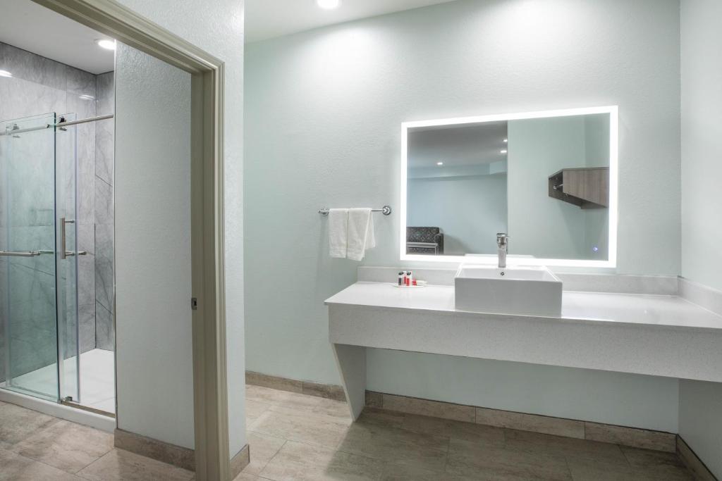 Super 8 by Wyndham Humble/Houston photo