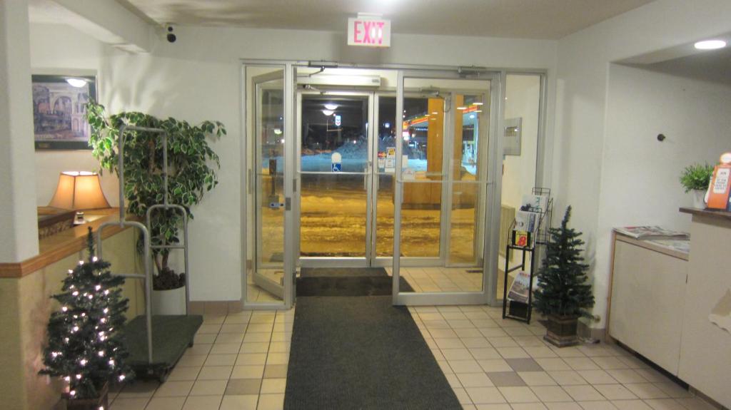 Super 8 By Wyndham Revelstoke Bc photo