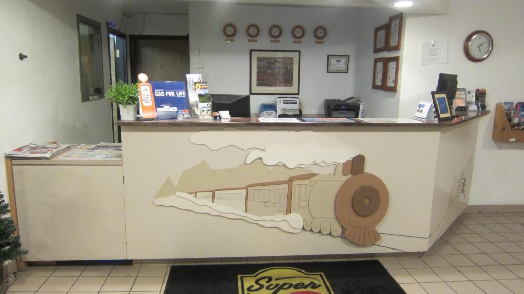 Super 8 By Wyndham Revelstoke Bc photo