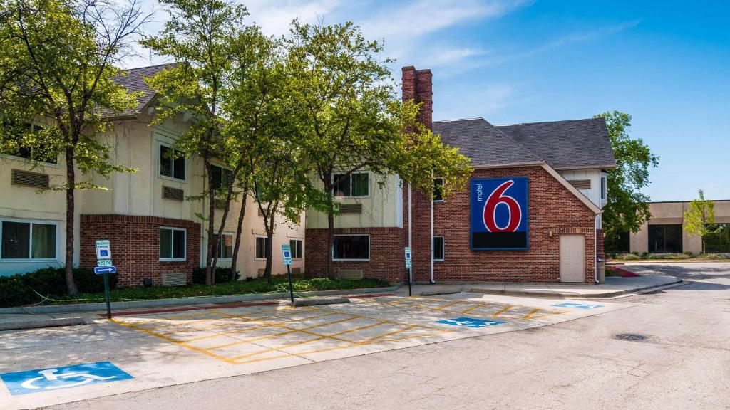 Motel 6-Arlington Heights, IL - Chicago North Central photo