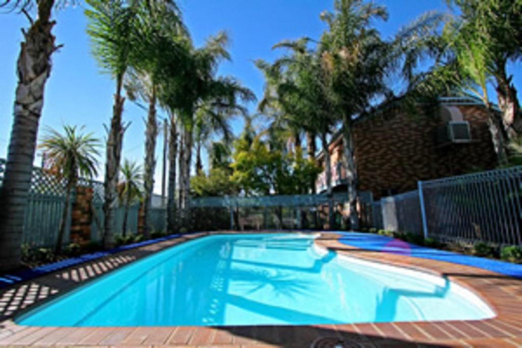 カトルマンズ カントリー モーター イン & サービスド アパートメンツ (Cattlemans Country Motor Inn & Serviced Apartments) スイミングプール