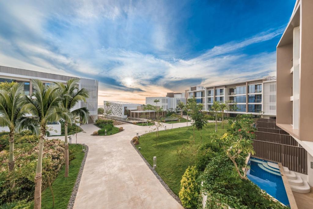 1. 크림슨 리조트 ..