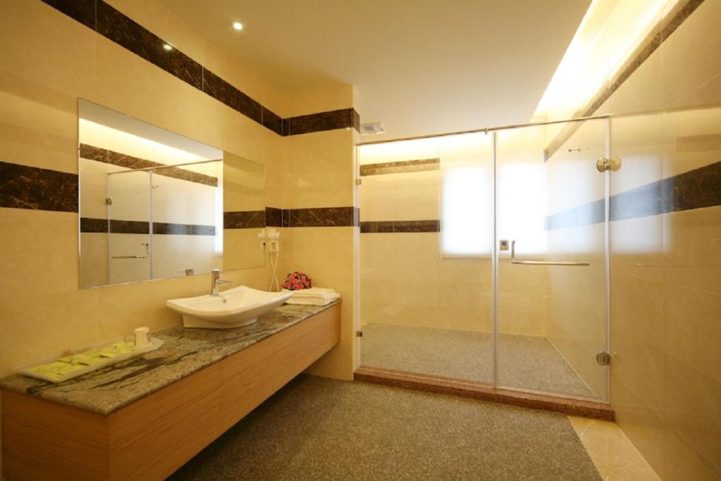 3. Hua Mu L..