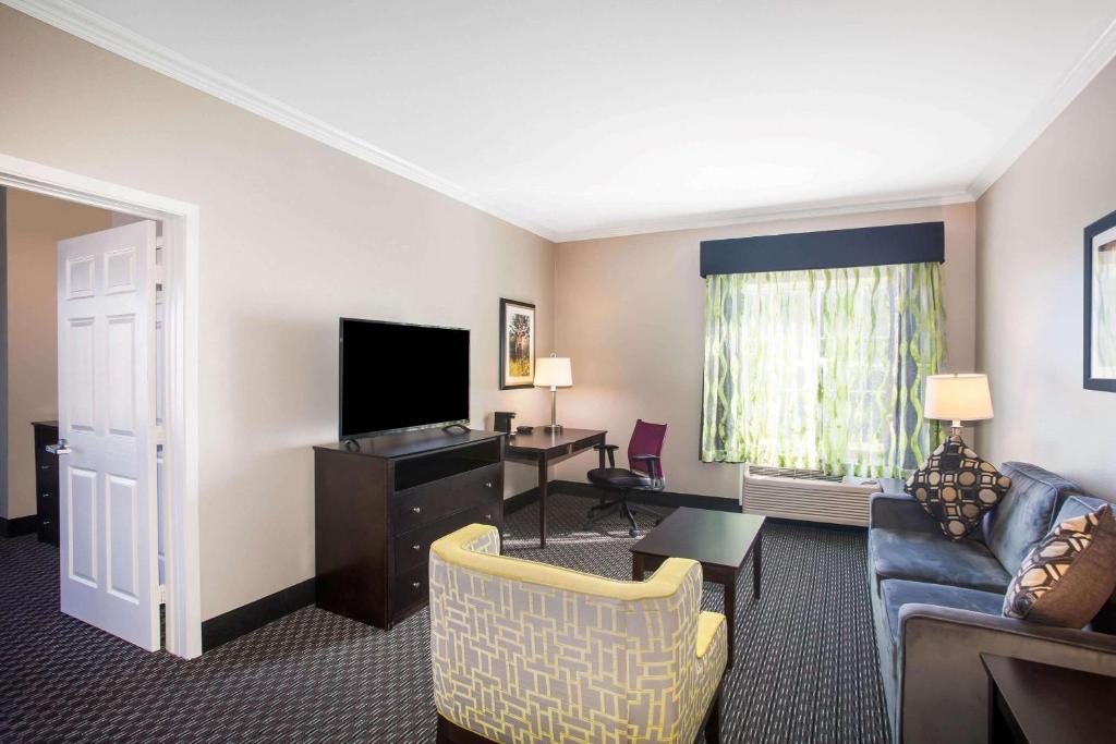 La Quinta Inn & Suites by Wyndham Columbus TX photo