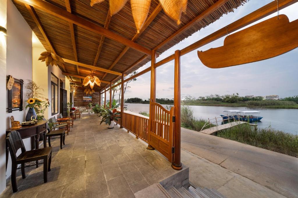 Nhà dân bên sông Boat House
