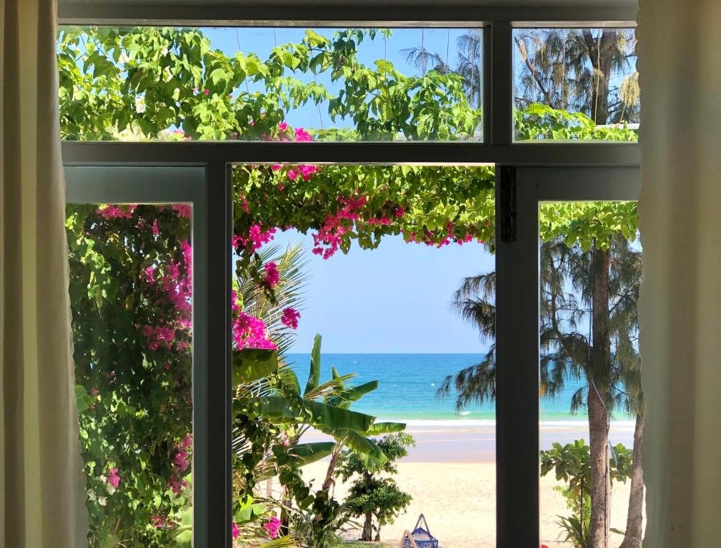 Timothe Beach Bungalow photo