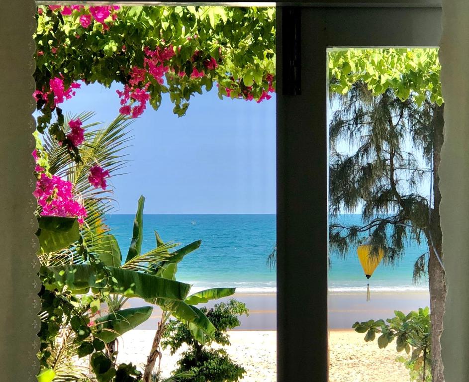 Timothe Beach Bungalow photo