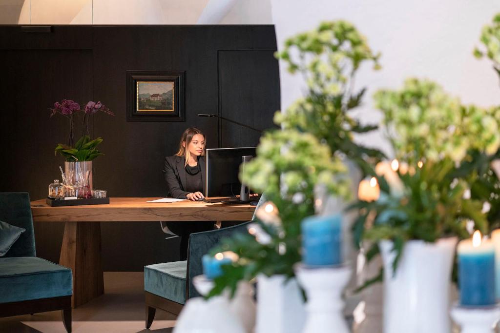 Front desk [24-hour]