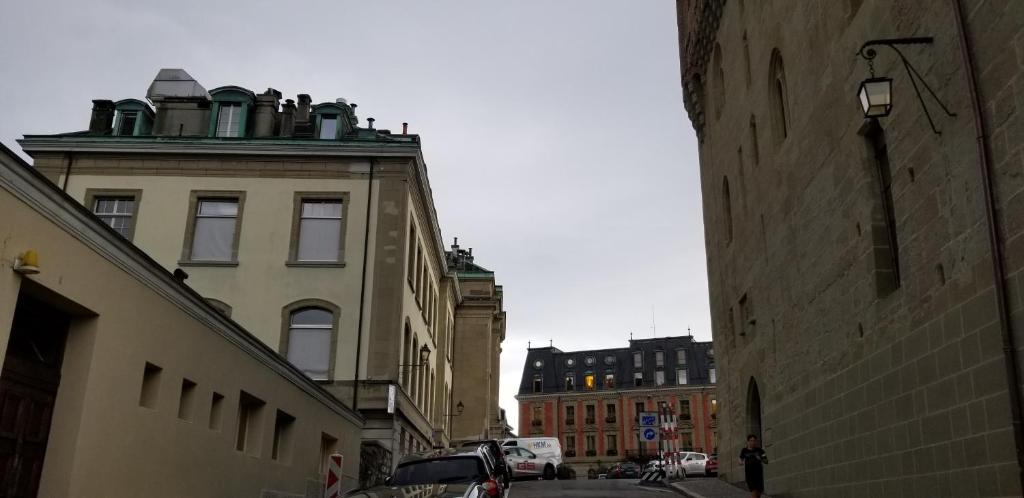 Off HSH Barre 6 - City Apartment next Cathedral Lausanne - 1